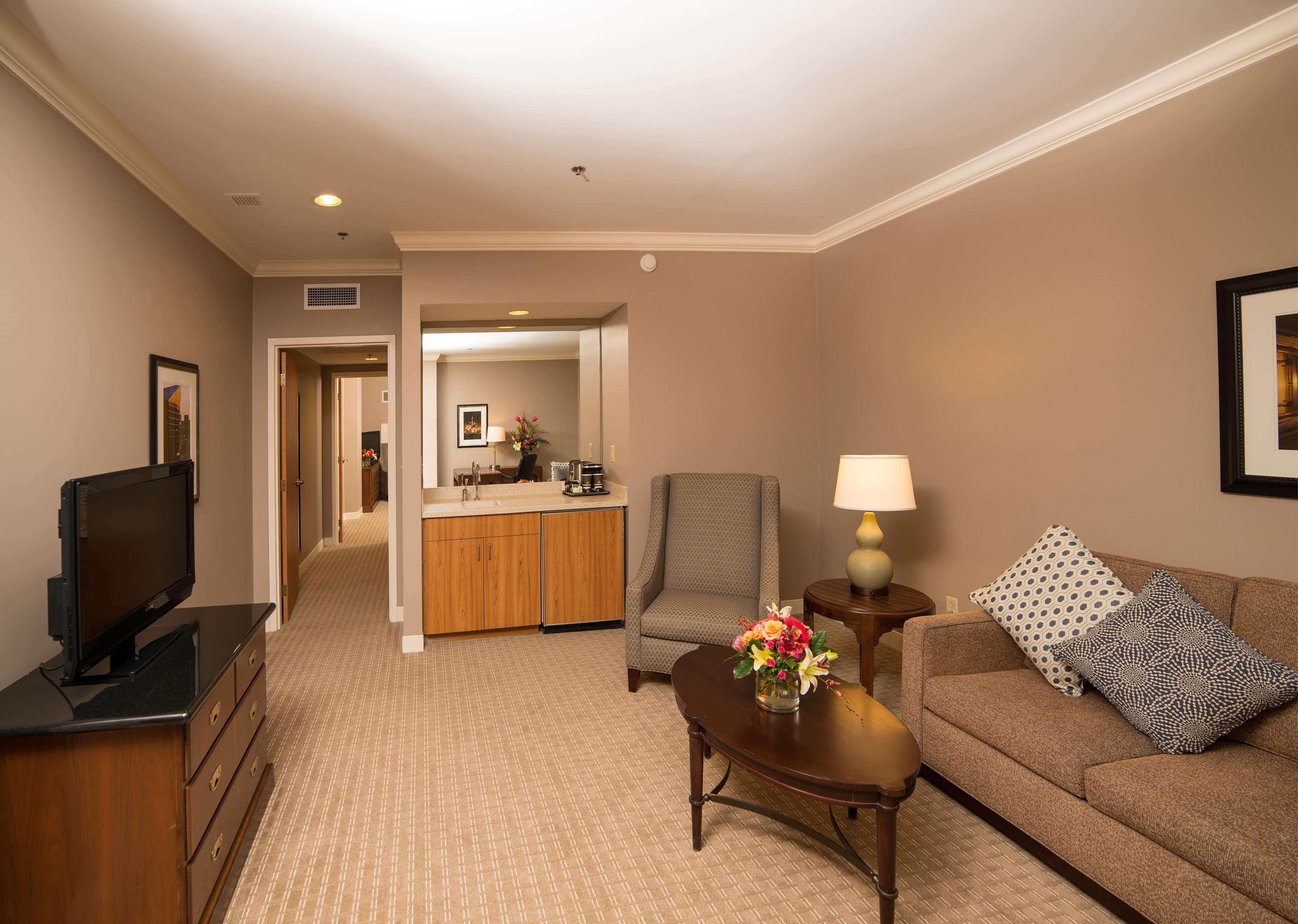Hilton Indianapolis Hotel & Suites Exterior foto